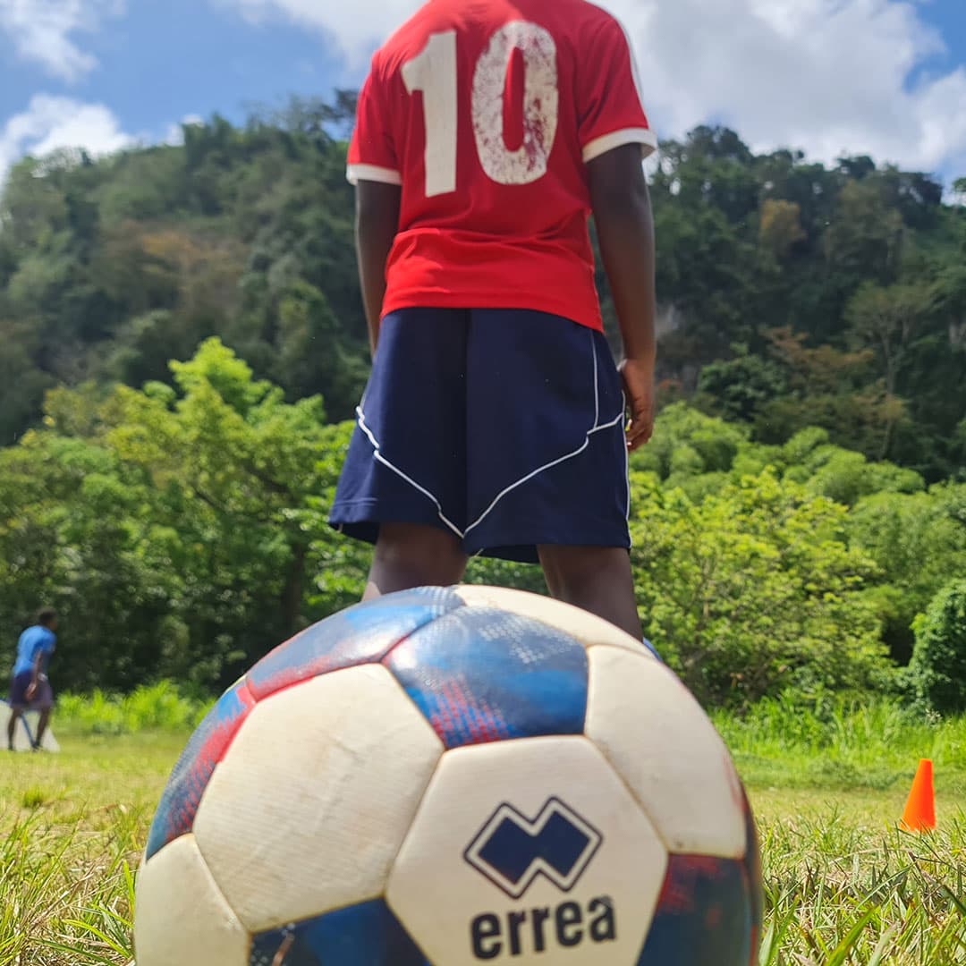 A player with the number 10 jersey looking at the old players